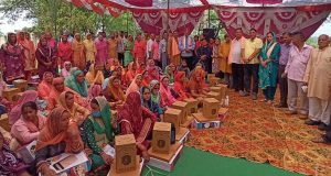 राकेश बबली ने बांटे इंडक्शन चूल्हा तथा सोलर लैंप