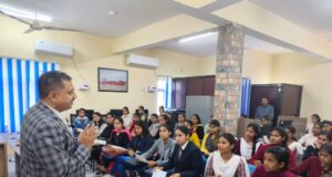 अंग्रेजी भाषा में निपुण बने अगर विश्व स्तर की नौकरियां चाहिए कैप्टन संजय पाराशर