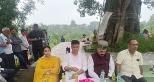 बणी पंचायत के पंचवटी में शहीद परिवारों का सम्मान समारोह आयोजित पौधारोपण किया