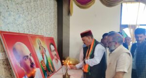 भाजपा स्थापना दिवस पर बलदेव शर्मा ने गिनाए जिला के मुख्यमंत्री के फायदे धूमल का जिक्र करते हुए बोले जब धूमल मुख्यमंत्री बने थे संदूक की चाबी मेरे पास थी