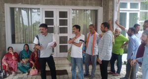 भकरेडी के किसानों को बंटी मुआवजा राशि