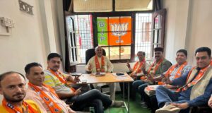 जम्मू विधानसभा क्षेत्र के किश्तवाड़ में विधायक इंद्र दत्त लखनपाल ने मंडल अध्यक्ष के साथ की बैठक