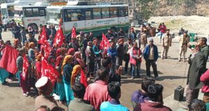 हिमाचल पथ परिवहन निगम के अधिकारी नहीं मानें समय देने के लिए बैठे धरने पर गांववासी