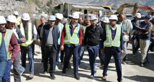 लोक निर्माण मंत्री ने फोरलेन पर निर्मित भाड-रंघाव टनल का किया निरीक्षण