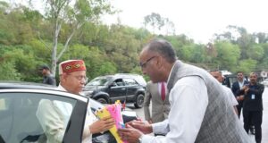 हिमाचल प्रदेश के राज्यपाल हमीरपुर में जिला धीश हमीरपुर अमरजीत स्वागत करते हुए